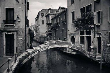 Venice Kanalı 'ndaki köprü. İtalya.