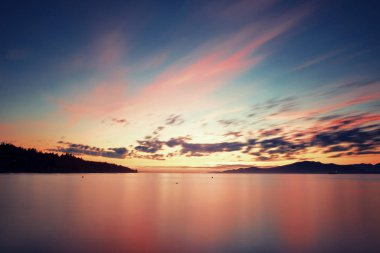 Vancouver, Kanada deniz manzarası ile renkli günbatımı.
