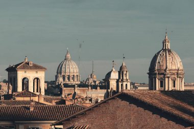 Roma tarihi mimarisi ve şehir siluetinin çatı manzarası. İtalya.