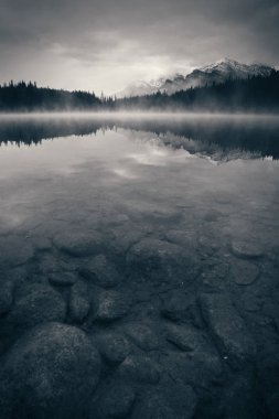 Herbert Gölü buzullarla dolu sisli bir sabah ve Kanada Banff Ulusal Parkı 'nda yansıması var.