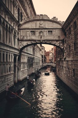 Venedik İtalya 'nın ünlü simgesi ve gondolu olarak İç Çekiş Köprüsü.