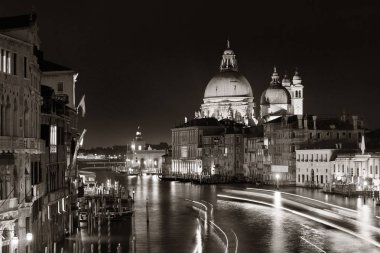 İtalya 'da Venedik Büyük Kanalı gece boyunca açık yollarla dolu..