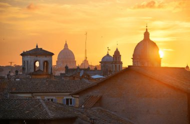 Roma çatı görünümü İtalya antik mimariye sahip gün batımında. 
