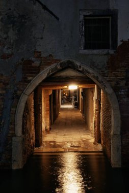 Venedik koridor gece