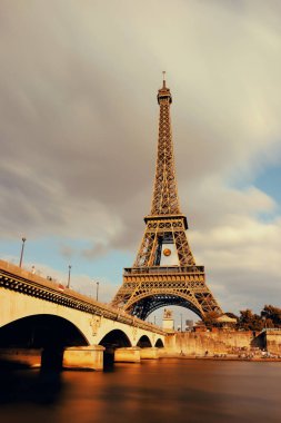 Paris, Fransa 'da Eyfel Kulesi Seine Nehri.