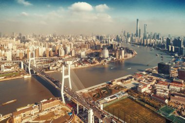 Çin 'de yoğun trafik varken Huangpu Nehri üzerindeki Şangay Nanpu Köprüsü.