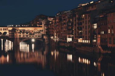 Ponte Vecchio gece Floransa 'da Arno Nehri üzerinde.