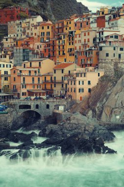 Manarola İtalya 'nın Cinque Terre kentindeki uçurumun üzerindeki binalarla Akdeniz' e tepeden bakıyor..