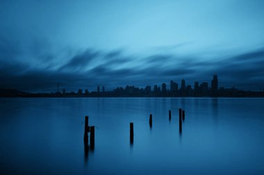 Seattle şehrinin ufuk çizgisi deniz aşırı terk edilmiş iskele ve şehir mimarisi..