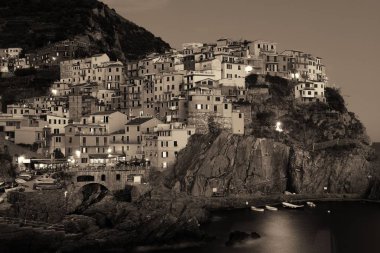 Manarola göz ardı Akdeniz binalarla uçuruma Cinque Terre içinde yazılmış geceleri, İtalya.