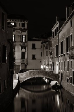 Venedik canal gece köprü