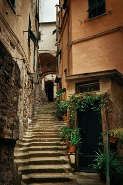 Cinque Terre, İtalya 'da tipik Riomaggiore sokak manzarası.