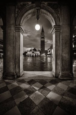 Piazza San Marco koridor gece görünümü