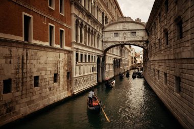Kanal gondolda işaretleri Köprüsü Venedik, İtalya.