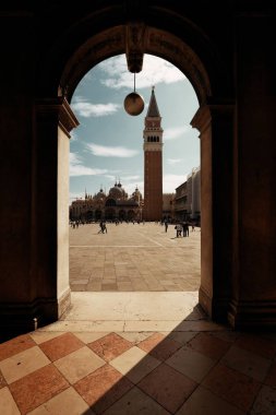 İtalya, Venedik 'teki Piazza San Marco' da koridor manzarası.