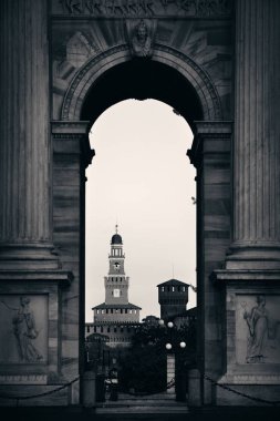 Barış Kemeri, ya da Arco della Pace ve Sforza Kalesi 'nin İtalyan çan kulesi, Milano, İtalya.