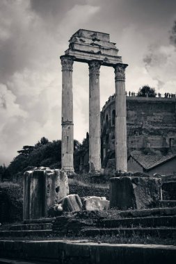 Sütunlar. Tarihi binaların kalıntılarıyla Roma Forumu. İtalya.