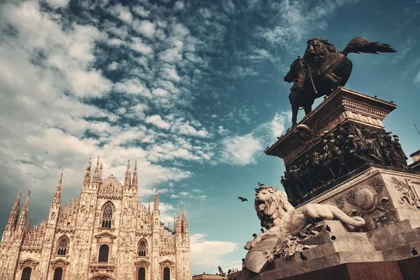 大聖堂広場またはドゥオーモ広場のヴィクトル エマニュエル2世記念碑イタリア ミラノのイタリア語 — ストック写真