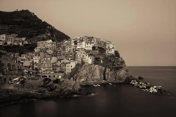 Манарола черно-белый в Cinque Terre ночь — стоковое фото