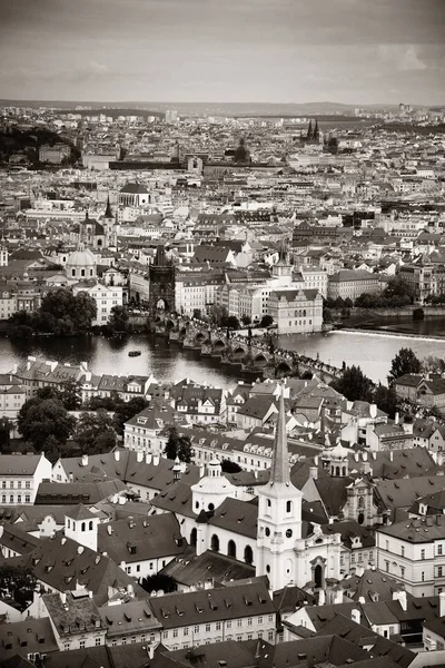 Praga vista do telhado skyline — Fotografia de Stock