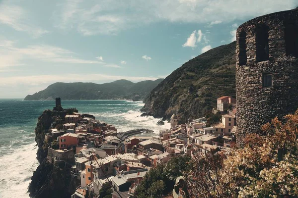 Vernazza Met Gebouwen Rotsen Boven Zee Cinque Terre Italië — Stockfoto