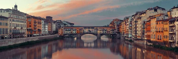 Florence Ponte Vecchio panorama sunrise reflection — Stockfoto