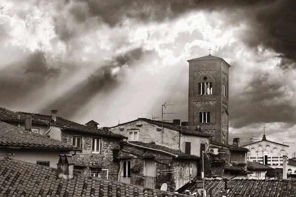 Tower Chiesa San Pietro Med Tak Historiska Byggnader Och Solstråle — Stockfoto