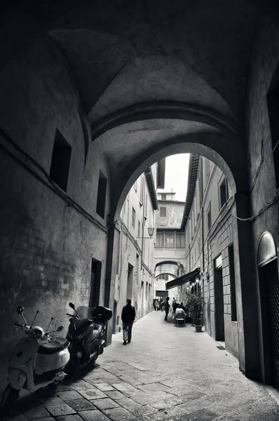 Siena straat archway — Stockfoto