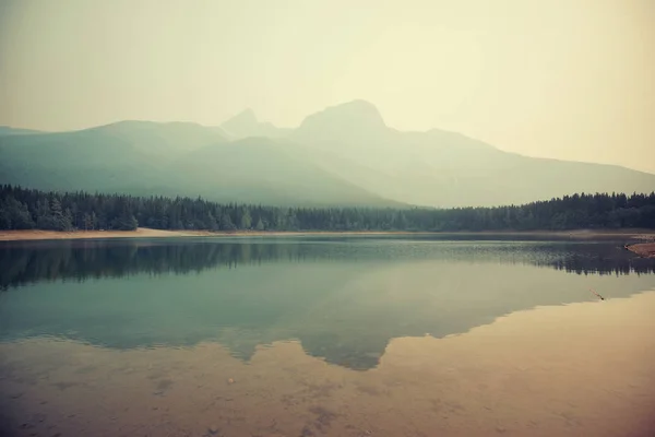 Lago Com Nevoeiro Reflexões Montanha — Fotografia de Stock