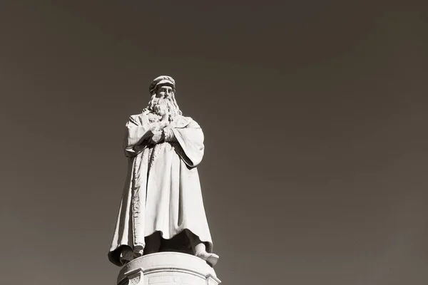 Monumento Leonardo Vinci Preto Branco Com Sua Estátua Piazza Della — Fotografia de Stock