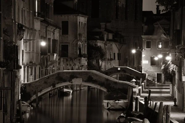 Vista Del Canal Venecia Por Noche Con Puente Edificios Históricos — Foto de Stock