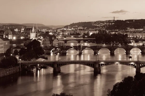 Skyline de Praga y puente — Foto de Stock