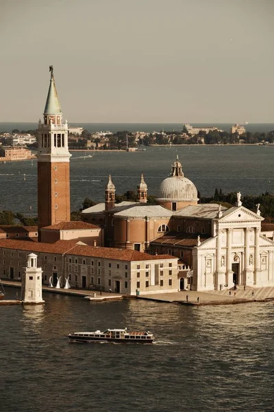 San Giorgio Maggiore-kyrka och båt — Stockfoto