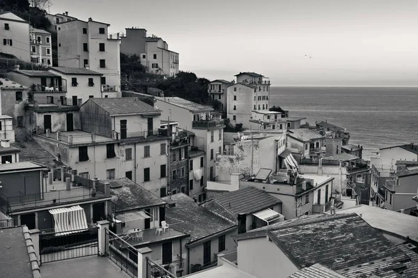 Riomaggiore paseo marítimo negro blanco —  Fotos de Stock