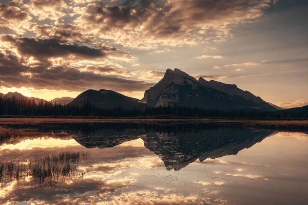 Восход Солнца Облаком Национальном Парке Банфф Канада — стоковое фото