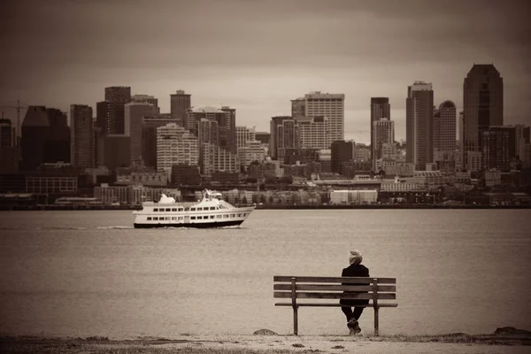 Une Dame Repose Bord Eau Avec Seattle City Skyline — Photo