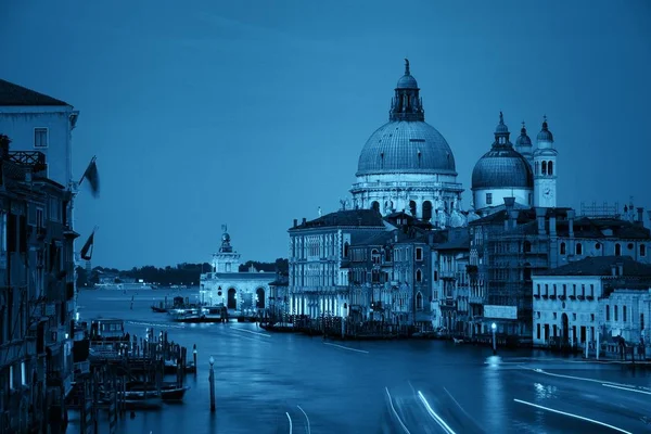 Rušný Benátský Grand Canal Lehkými Cestičkami Noci Itálie — Stock fotografie