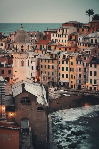 イタリア チンクテレの海の上の岩の上に建物とVernazza — ストック写真