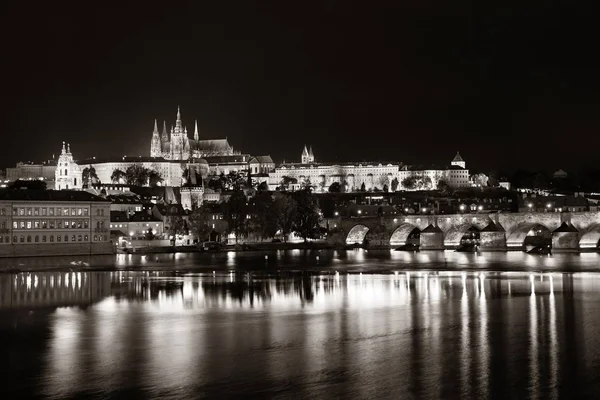 Prag manzarası ve köprü — Stok fotoğraf