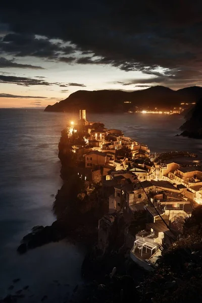 Vernazza Nachts Met Gebouwen Rotsen Boven Zee Cinque Terre Italië — Stockfoto