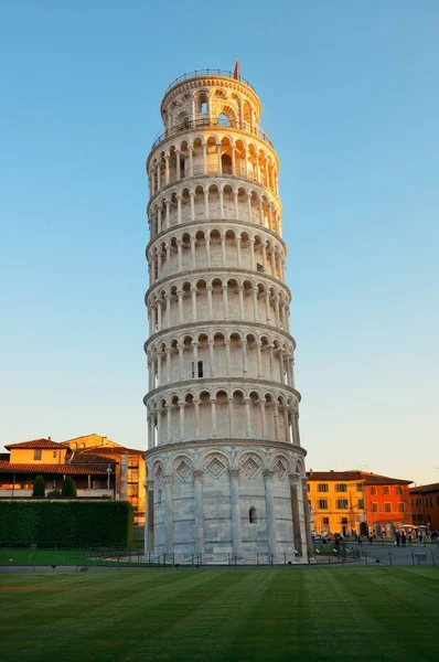 ピサの斜塔 世界的に知られているランドマークとしてイタリア — ストック写真