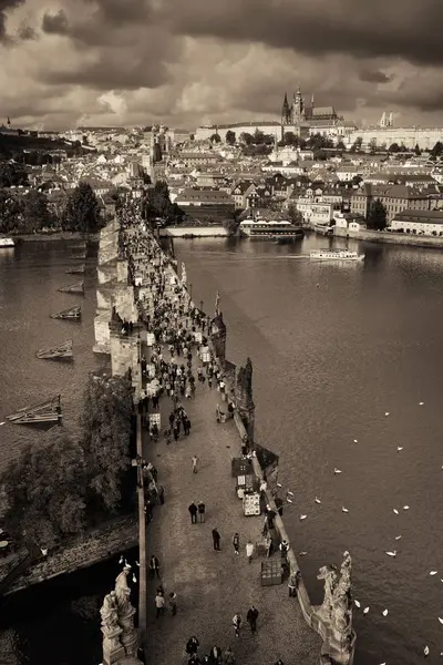 Prag manzarası ve köprü — Stok fotoğraf