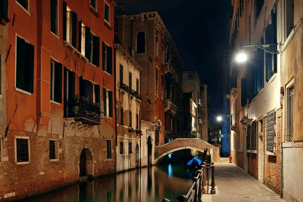 Vista Del Canal Venecia Por Noche Con Puente Edificios Históricos — Foto de Stock