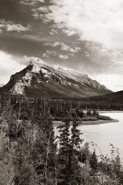 Kanada Daki Banff Ulusal Parkı Nın Karlı Dağlarla Kaplı Manzarası — Stok fotoğraf