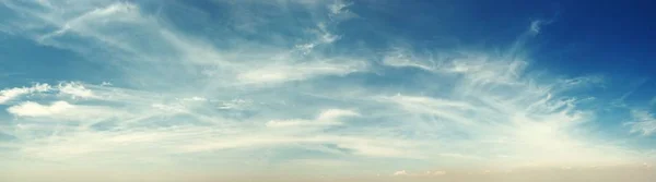 Słoneczne niebo panorama — Zdjęcie stockowe