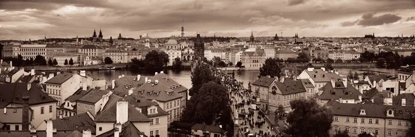 Vista panorámica de la azotea del horizonte de Praga — Foto de Stock