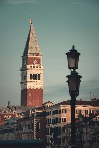 意大利威尼斯的圣马可教堂钟楼和街道 — 图库照片