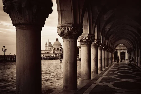 Венецианская Церковь Санта Мария Делла Салют Колоннами Италии — стоковое фото