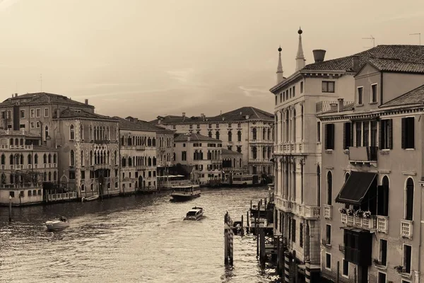 Вид Венецианский Канал Историческими Зданиями Италия — стоковое фото