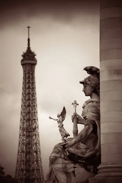 Estátua Alexandre Iii Ponte Sobre Rio Sena Com Torre Eiffel — Fotografia de Stock